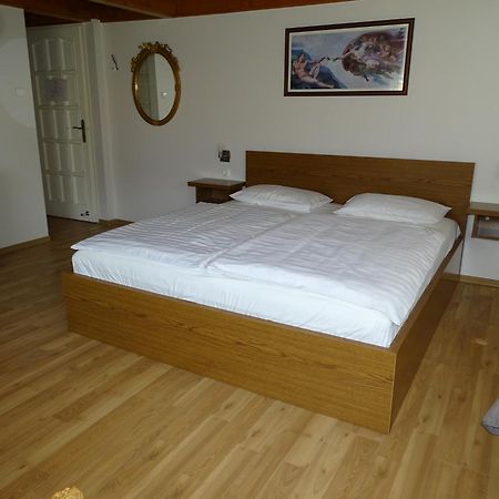 Alabardos Panzio Es Apartmanhaz Esztergom Exteriör bild
