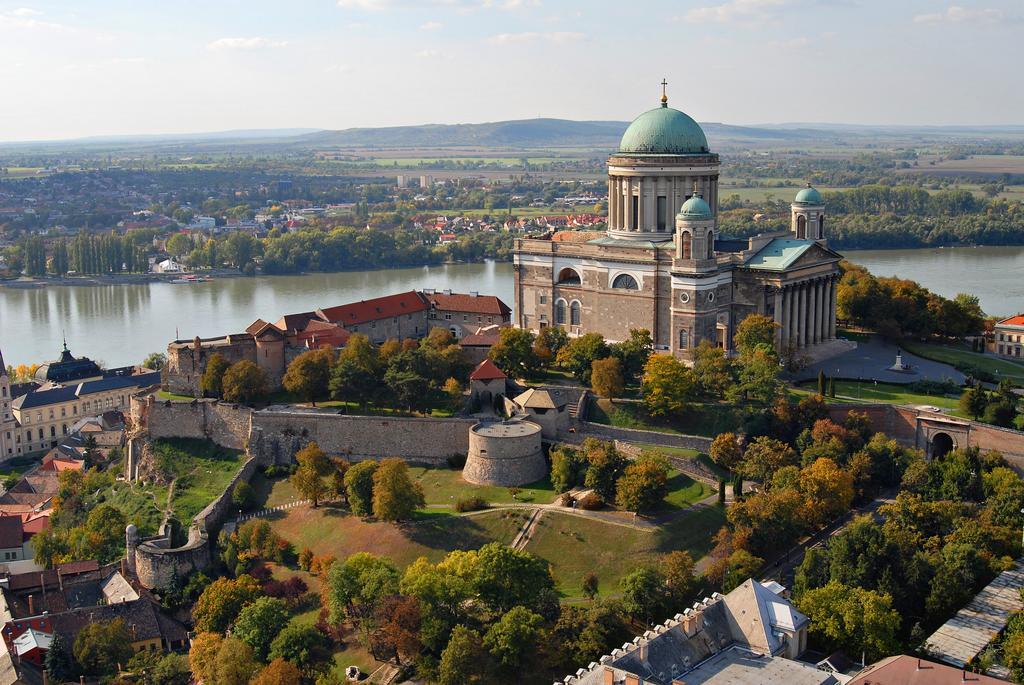 Alabardos Panzio Es Apartmanhaz Esztergom Exteriör bild