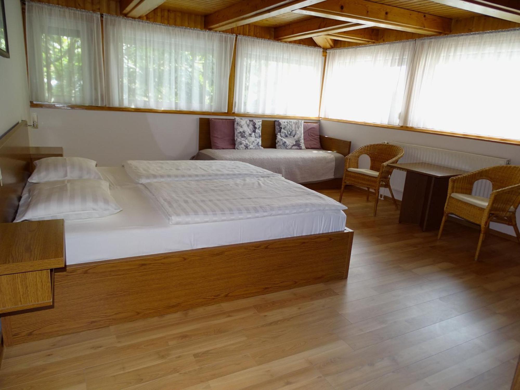 Alabardos Panzio Es Apartmanhaz Esztergom Exteriör bild