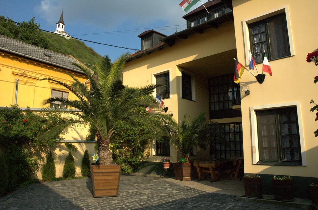 Alabardos Panzio Es Apartmanhaz Esztergom Exteriör bild