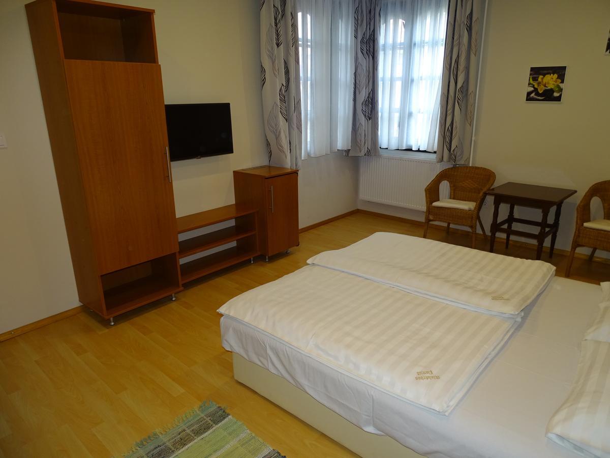 Alabardos Panzio Es Apartmanhaz Esztergom Exteriör bild