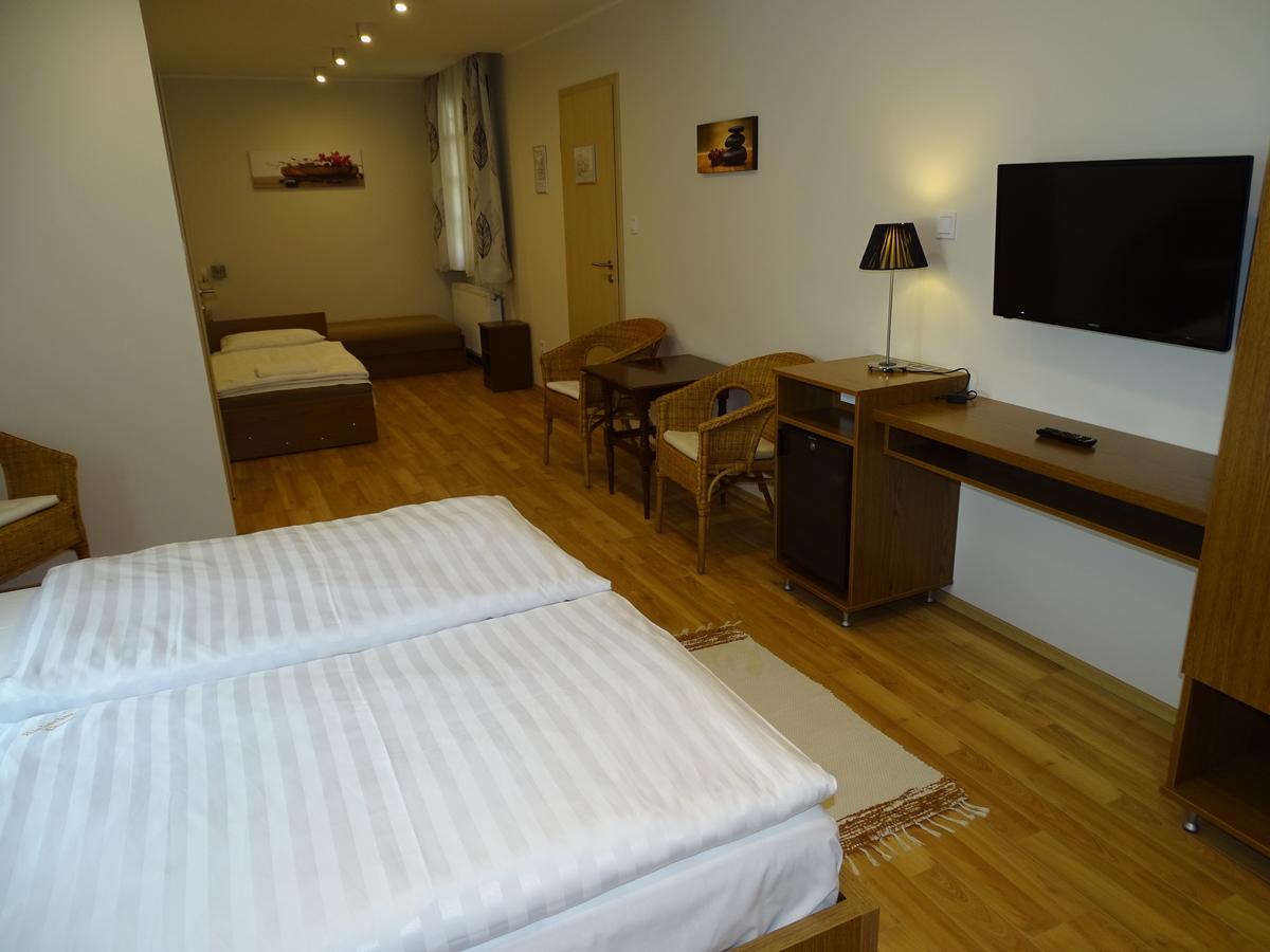 Alabardos Panzio Es Apartmanhaz Esztergom Exteriör bild