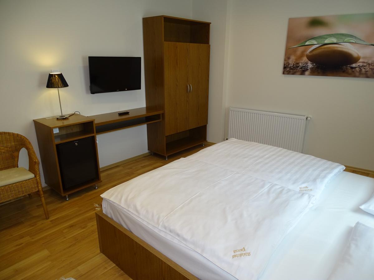Alabardos Panzio Es Apartmanhaz Esztergom Exteriör bild