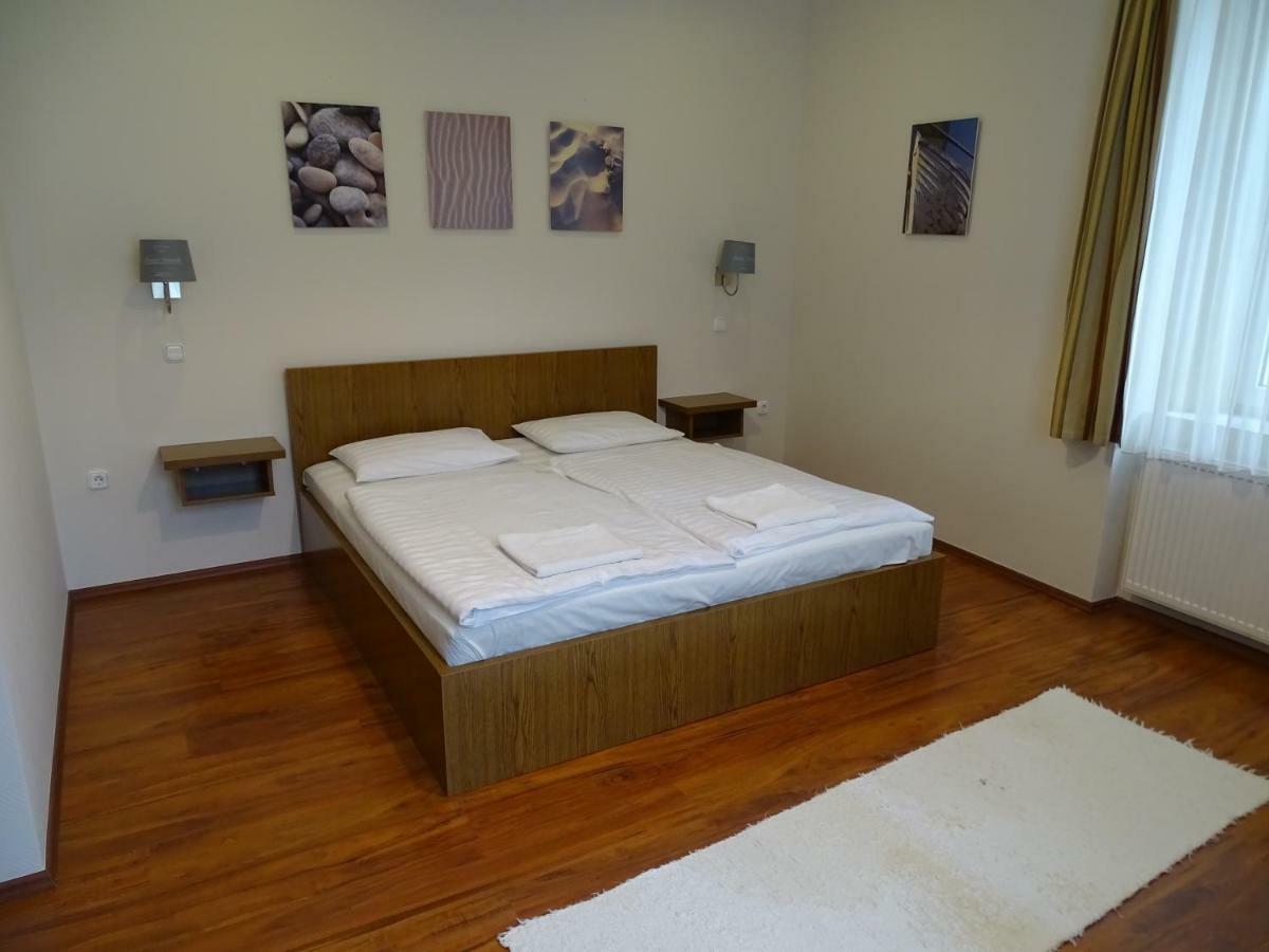 Alabardos Panzio Es Apartmanhaz Esztergom Exteriör bild