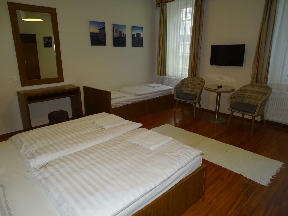 Alabardos Panzio Es Apartmanhaz Esztergom Exteriör bild
