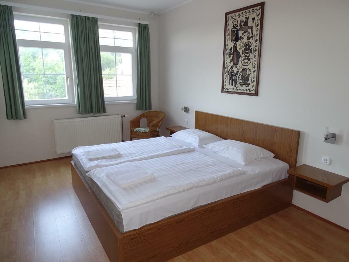 Alabardos Panzio Es Apartmanhaz Esztergom Exteriör bild