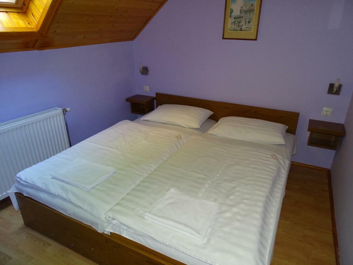 Alabardos Panzio Es Apartmanhaz Esztergom Exteriör bild