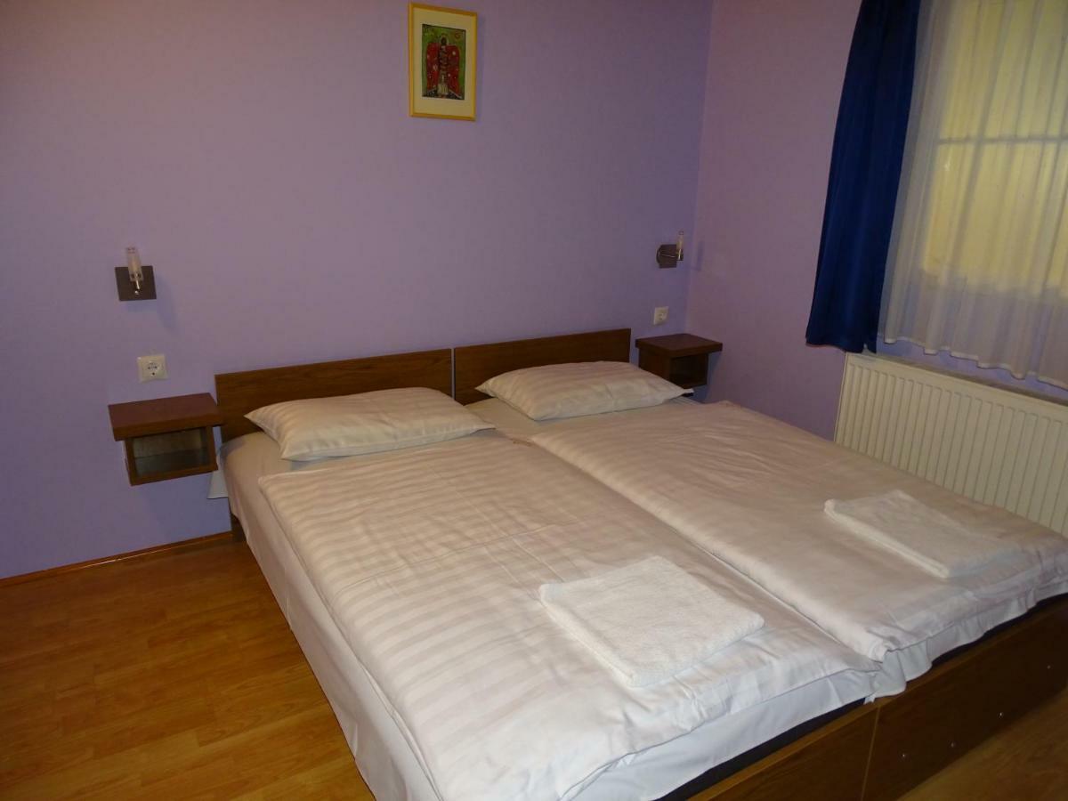 Alabardos Panzio Es Apartmanhaz Esztergom Exteriör bild